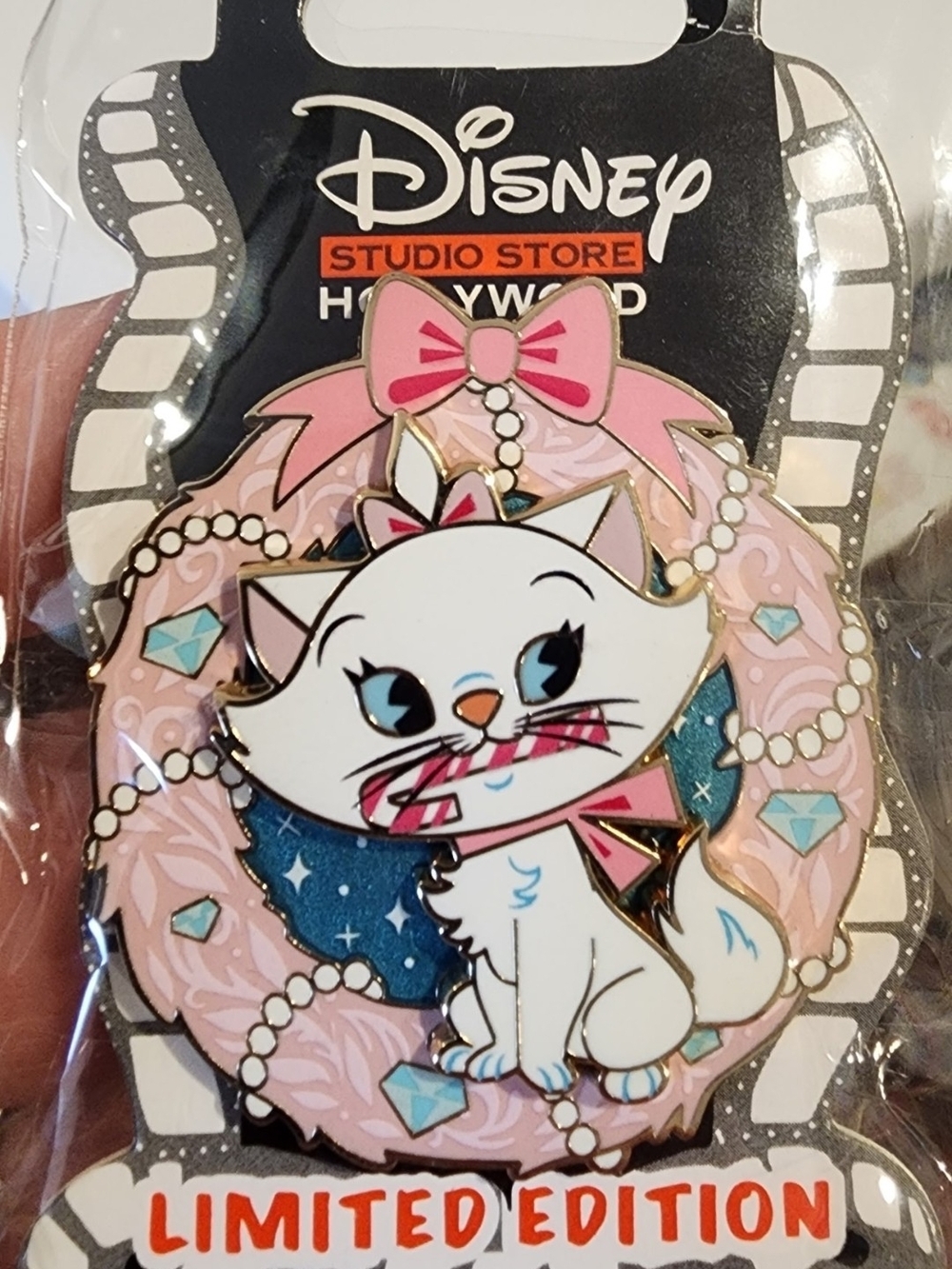Marie The Aristocats Cats Holiday Wreath Candy Cane Disney DSSH LE Pin